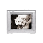 Shimmer 5x7 Frame 10\ L x 7.75\ W
Photo Size: 5\ x 7\
Recycled Sandcast Aluminum
Silver